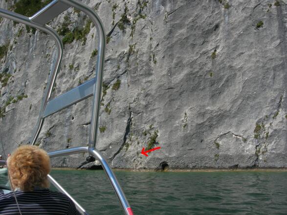 Beim bequemen Zustieg mit dem teuren Boottaxi - der rote Pfeil ist der Einstieg