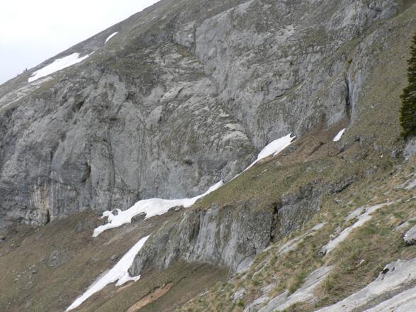 In den Rinnen liegt oft lange der Schnee, dies bedeutet eine nicht zu unterschätzende Gefahrenquelle