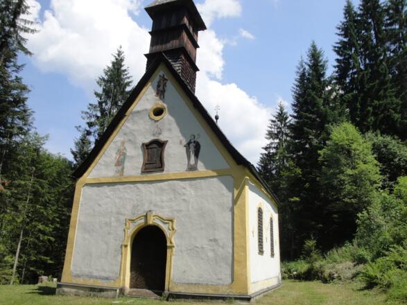 Die auf einer Lichtung stehende Bergkapelle wird passiert. Sie wurde 1751 errichtet und hat beiden Konfessionen zum Gottesdienst gedient.