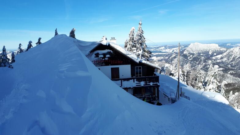 Die Hütte kurz unter dem Gipfel des Zwölferhornes im Jänner 2019