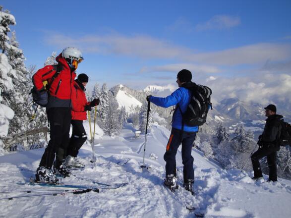 Auf der Pillsteinhöhe - in Bildmitte das Zwölferhorn unser nächstes Ziel (18.12.2010)