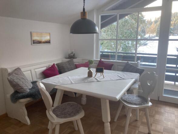 gemütliche, helle Essecke