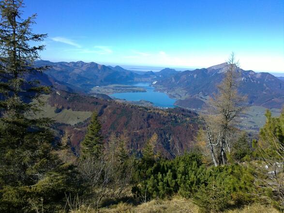 Der Wolfgangsee erscheint langsam beim Anstieg