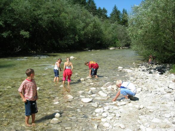 Beim Rückweg der Ischl entlang gibt es Plätze, die sich zum Spielen eignen.