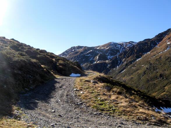 Zusehends gröber wird der Weg oberhalb der Nafingalm