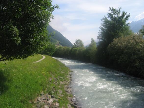 Der Ruetz entlang zurück zum Freizeitzentrum Neustift im Stubaital.