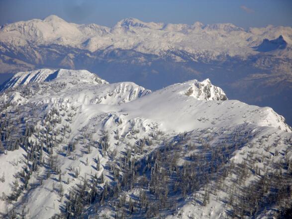 Aussicht vom Gipfel: Im Vordergrund der Rosskopf, dahinter das Tote Gebirge
