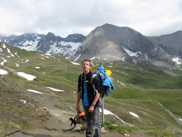 kurz nach der Glorerhütte beim Wegweiser öffnet sich der Blick zum Großglockner und rechts das Schwerteck an dessen Fuße die Salmhütte zu sehen ist