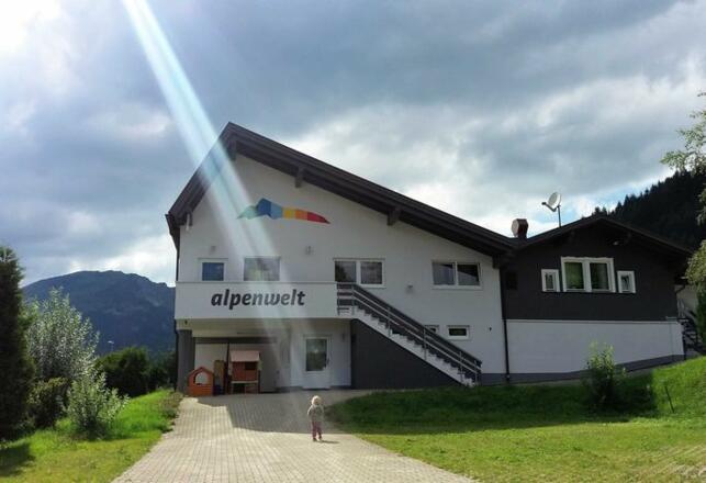 Gebäude mit dem Aufenthaltsraum und auch Müllraum vorhanden