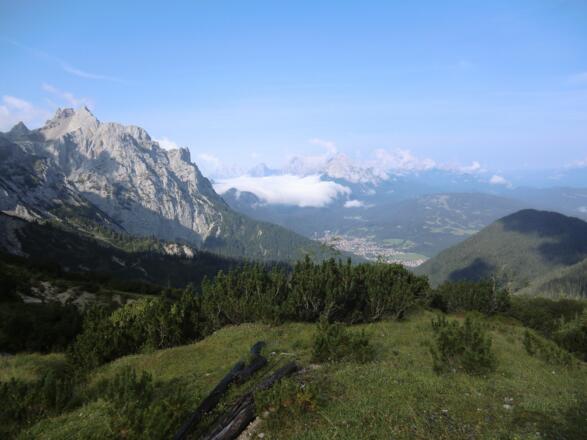 Auf dem Weg zum Wörnersattel noch ein Blick zurück nach Mittenwald