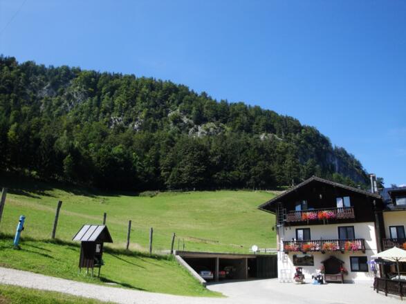 Der Alpengasthof - dahinter die unscheinbare Brustwand mit Klettergarten und Klettersteig.