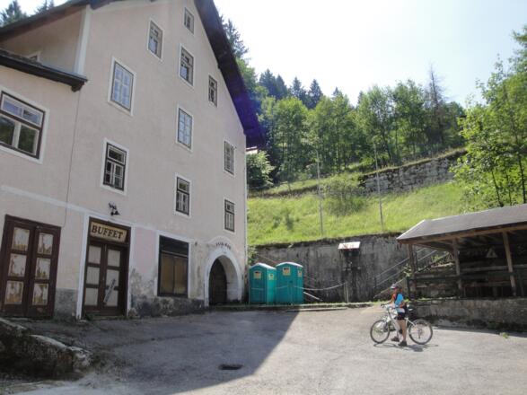 Verlassen sind die Berghäuser, wo im Sommer bis zum Jahre 2000 ein enormer Besucheransturm herrschte. Der untertägige Salzabbau wurde 2011 eingestellt.