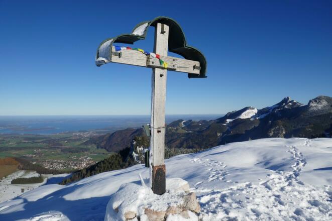 Vom Laubenstein öffnet sich ein einprägsamer Blick zu Chiemsee und Kampenwand.