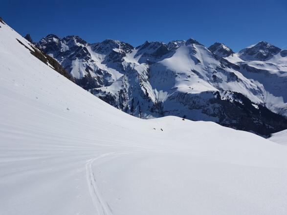Auf dem Weg ins Kühgund; hinten von links: Trettachspitze und Mädelegabel