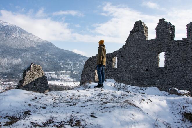 Die Burgruine Werdenfels im Winter.