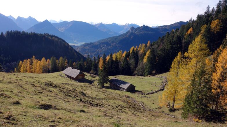 Tiefblick vom Sattel zur Breitenbergalm