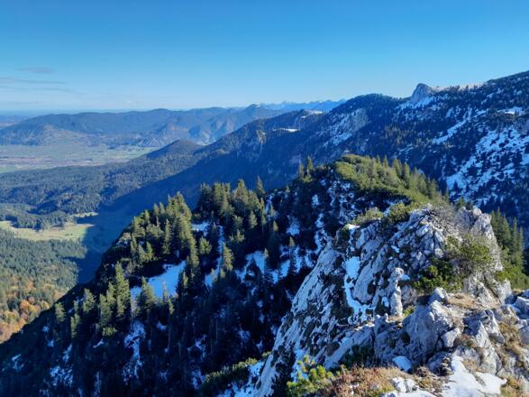 Rechts der Bildmitte ist das Gipfelkreuz der Probstenwand zu erkennen - der auffällige Felsgipfel ist der Vordere Kirchstein