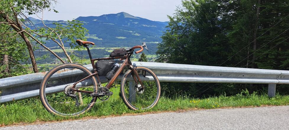 Schöner Blick zum Schlenken, bei der Abfahrt über die Winterstallstraße...