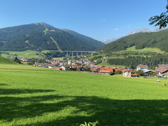 Kurz nach Mauern hat man bei der Auffahrt einen schönen Blick auf Steinach a. Brenner.