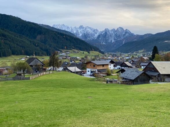 In Gosau Ramsau: noch 5 Gehminuten bis zur Bushaltestelle