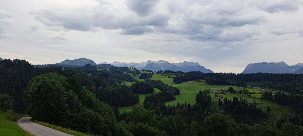 Links das Tennengebirge, rechts das Steinerne Meer...