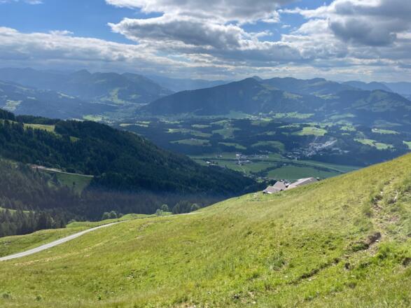 Nun führt uns die Abfahrt auf direktem Weg hinunter nach Berglehen ...
