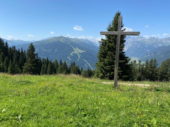 Bei der Spörralm steht auch ein altes Kreuz.