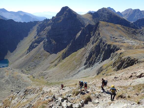 Abstieg vom Greifenberg, gut einsehbar die Anstiegsrinne in den Greifenbergsattel