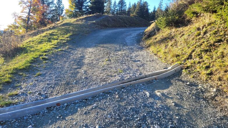 Alu Regenrinnen, welche oft eine kleine Stufe bilden