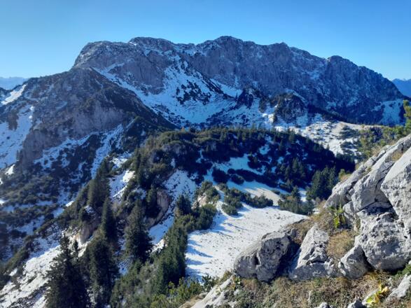 Beim Blick nach Süden dominiert die Benediktenwand das Bild.