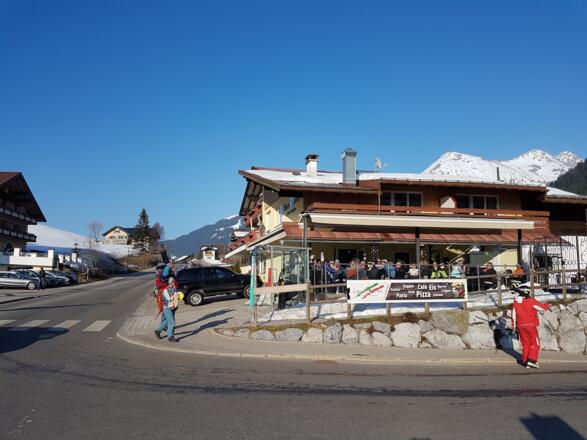 Apres Ski in Mittelberg an der Bushaltestelle