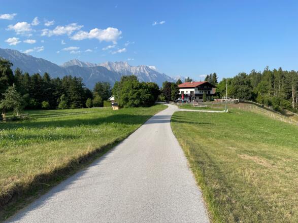 Die Vogelhütte kurz vor Aldrans liegt sehr idyllisch und ladet zu einer Rast ein.