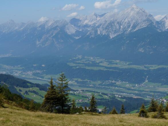 Blick hinunter auf das Inntal und Außerberg, einem Ortsteil von Weerberg.