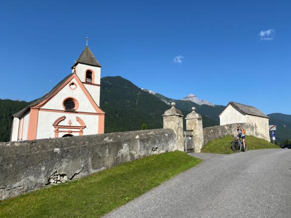 Da man bei der Spörralm rechts abzweigt, gelangt man der Talfahrt auch zum weithin sichtbaren Kirchlein "St. Ursula" in Mauern.