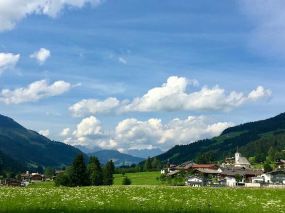 Blick von Oberlandhütte nach Nord, Aschau Dorf und Kaisergebirge