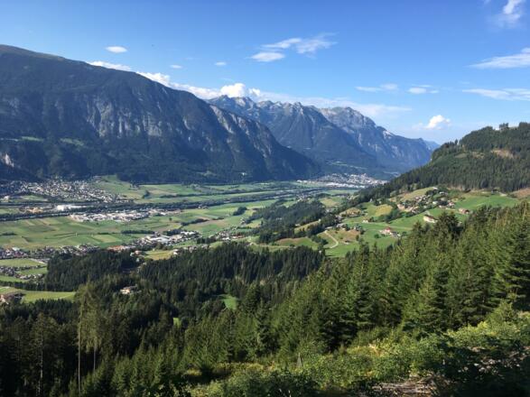 Bei der letzten Auffahrt zum Hochpillberg schweift der Blick noch einmal zurück zum Zintberg.