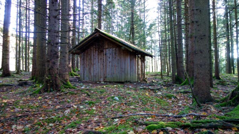Hütte rechts Nähe Naureralm vor T-Kreuzung ~895m