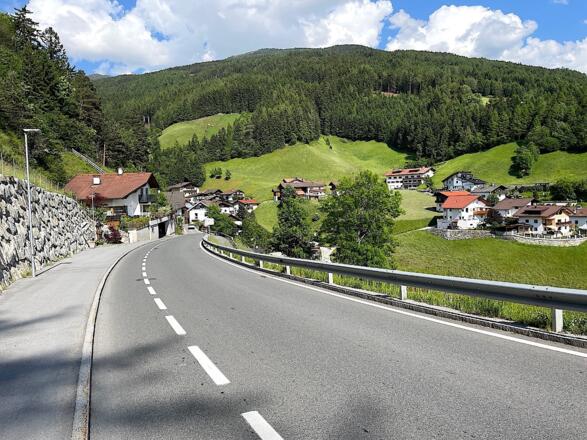 Die Rückfahrt entlang der Römerstraße darf nicht unterschätzt werden, denn immer wieder geht es bergauf und bergab.