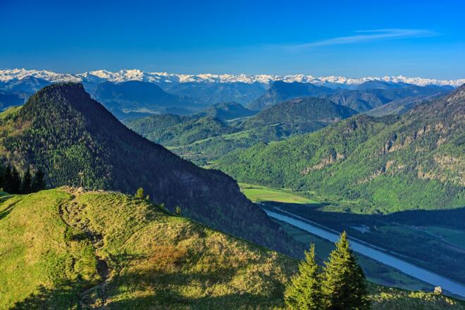 Der Blick von der Wasserwand über den Heuberg in Richtung  Zillertaler Alpen