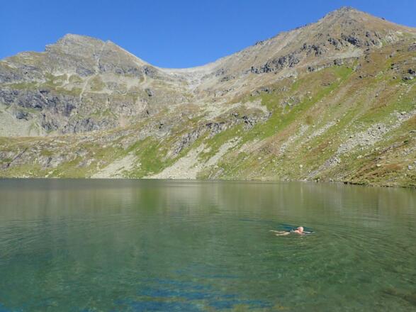 Erfrischendes Bad im Zwerfenbergsee