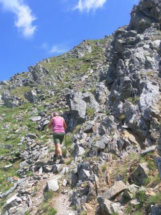 meist links des Felskammes