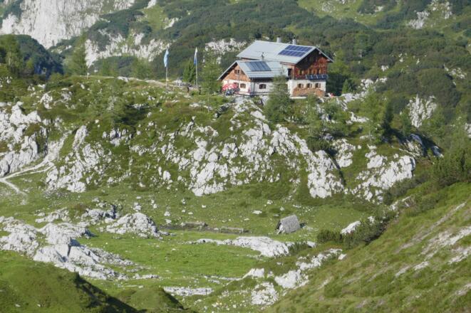 Die Laufener Hütte liegt auf einem Geländeabsatz