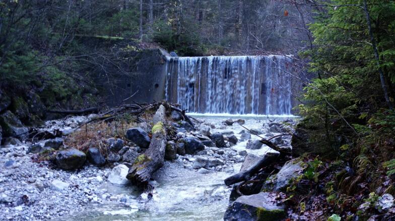Grießbach rechts der Straße
