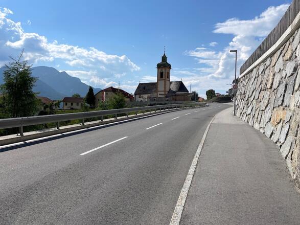 Entlang der historischen Römerstraße geht es zurück nach Innsbruck. Blick auf die schöne Kirche von St. Peter.