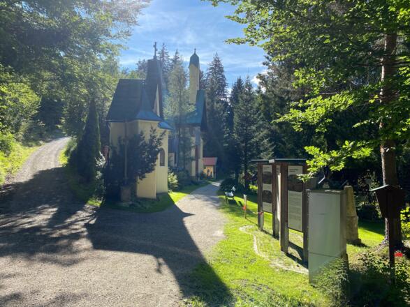 Durch den Lanserwald und vorbei am Soldatenfriedhof, erreicht man Innsbruck.