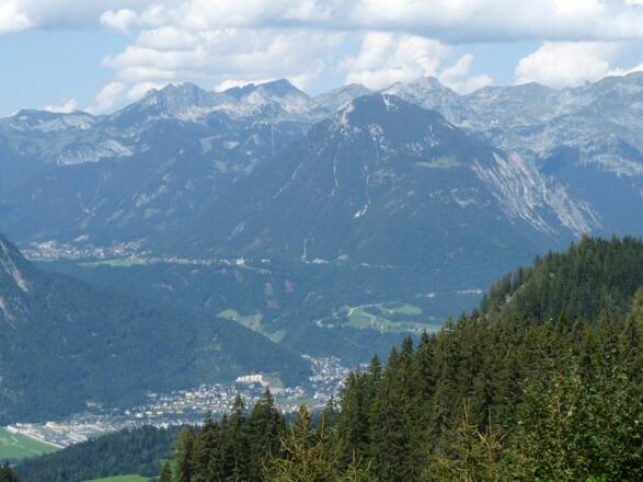 Im Bereich des Spieljochschigebietes hat man einen schönen Blick hinüber zum Rofangebirge mit Maurach a. Achensee und darunter Jenbach.