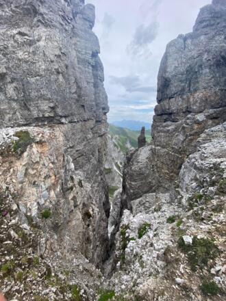 Tiefblicke am Aufstieg zum Ampferstein
