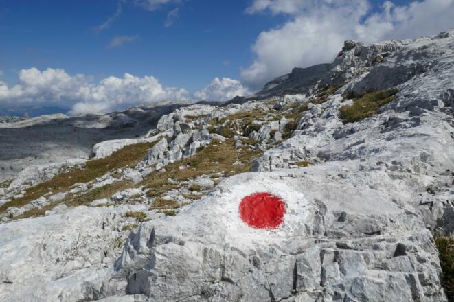 Roter Farbtupfer in der Karstlandschaft