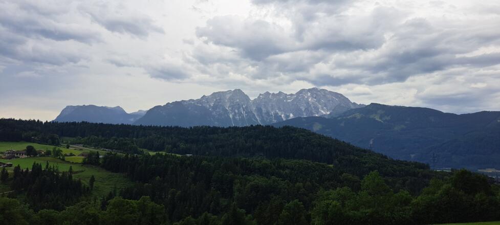 Schöne Ausblicke zum Hohen Göll, links daneben das Steinerne Meer...