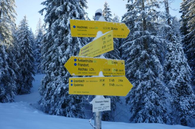 Auf dem Riesenalm-Plateau geben Wegweiser die Richtung vor.